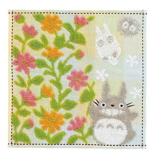 Mini Toalla Totoro Gris con Jardín de Flores - 25x25 cm